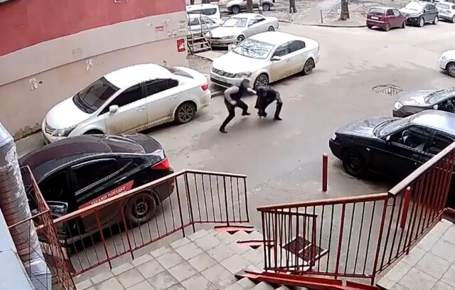Конфликт в Воронеже: таксист жестоко избил пешехода, мешавшего ему проехать