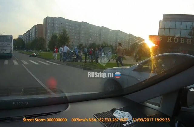В Десногорске мотоциклист тяжело пострадал, врезавшись в дорожный знак. Видео 