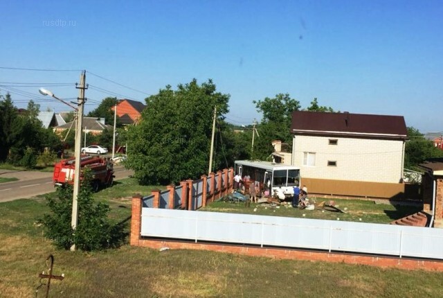 В Каневской после столкновения с автомобилем автобус врезался в жилой дом 