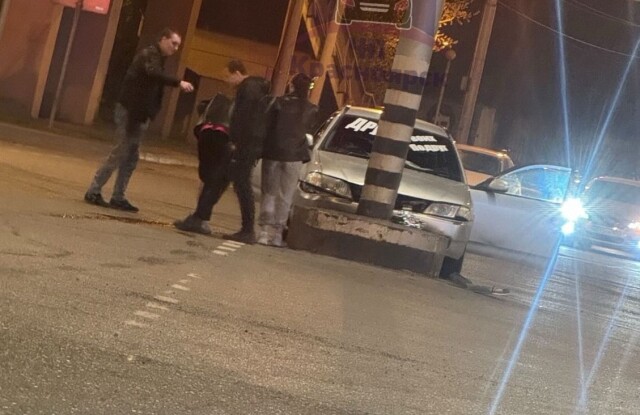 «Друг ваших подруг»: автомобиль с огромной надписью на стекле врезался в столб в Красноярске 