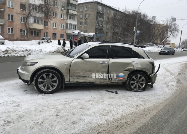В Новосибирске лихач на Infiniti протаранил две «Тойоты». ВИДЕО 