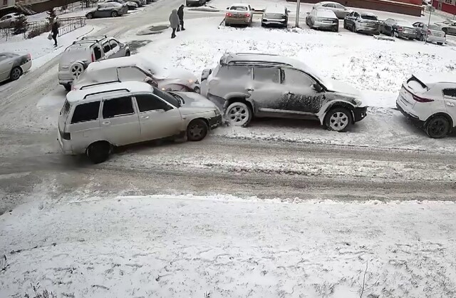 В Омске «Лада» на автозапуске врезалась в два припаркованных автомобиля 