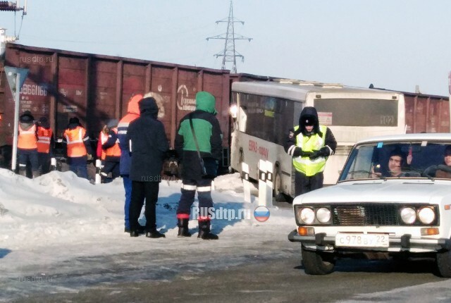 Автобус столкнулся с поездом под Новокузнецком 