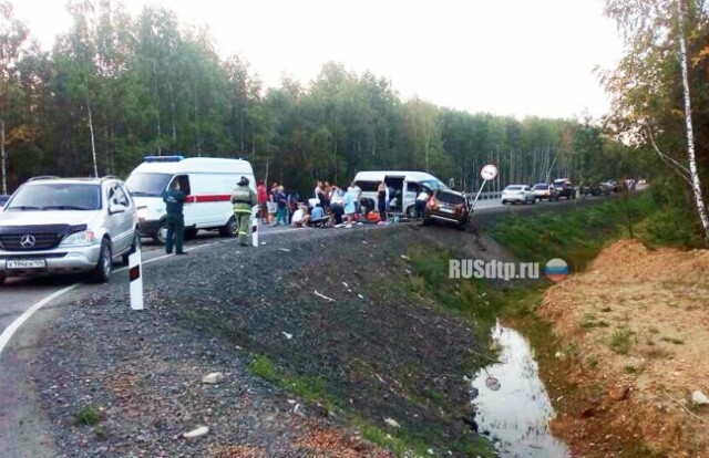 Девять человек пострадали в ДТП с микроавтобусом в Красноярском крае 