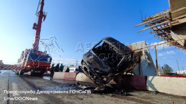 Огненное ДТП на МКАД: «Газель» наехала на ограждение, опрокинулась и загорелась 