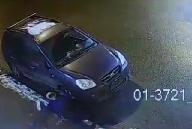 В Петербурге автомобиль выехал на тротуар и сбил парня с девушкой 
