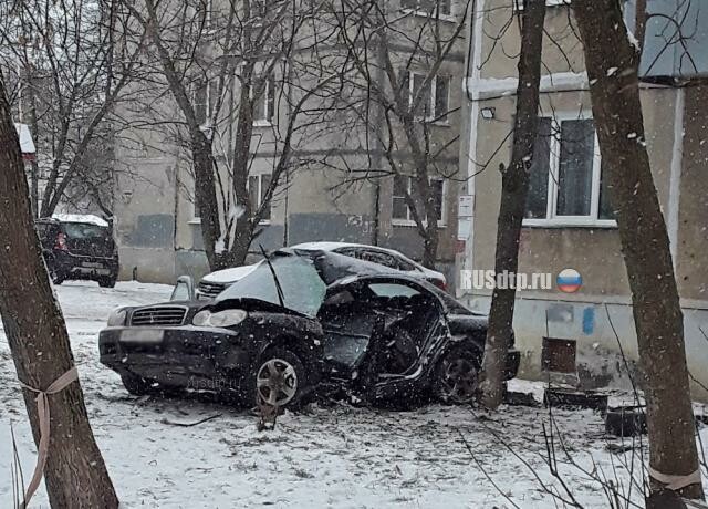 Hyundai Sonata врезался в дерево в Иванове. ВИДЕО 