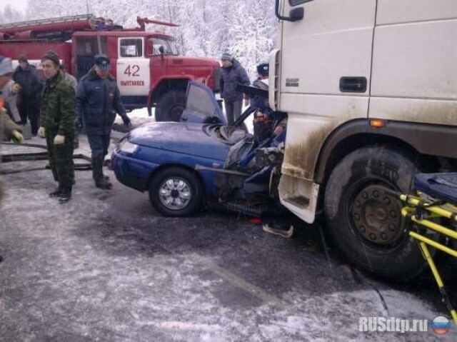 На трассе Киров — Пермь ВАЗ-2112 въехал под грузовик 