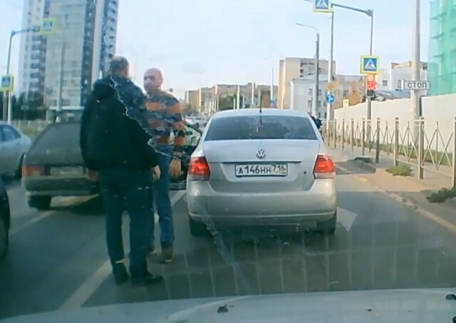 Разборки водителей в Казани привели к ДТП