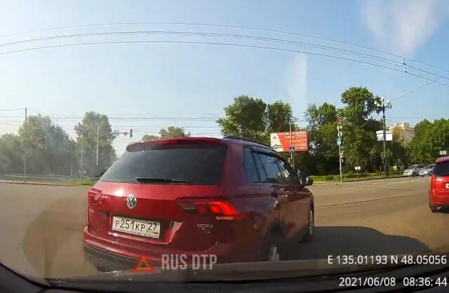 Кредитная красненькая машинка и девочка за рулём (c)