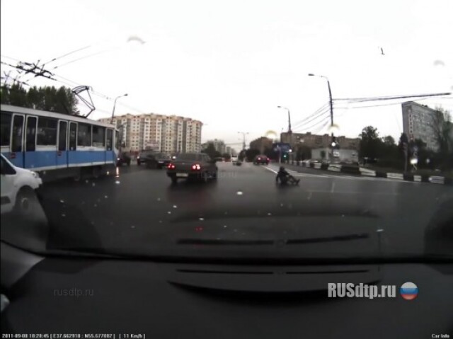 Скутер едет на красный свет 