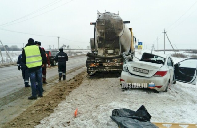 Трое погибли при столкновении автомобиля с цементовозом в Подмосковье 