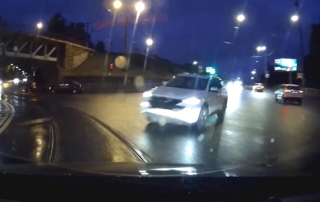 «Водитель «Хавала» неожиданно поехал прямо»: кто виноват в ДТП в Петербурге?