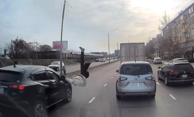 В Улан-Удэ девушка перебегала дорогу и попала под колеса автомобиля