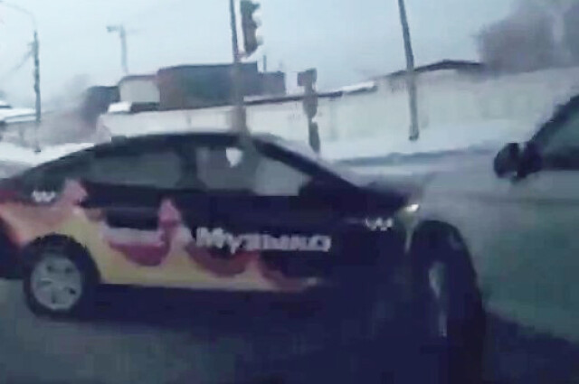 «Пытался проскочить»: таксист устроил ДТП на перекрестке в Красноярске