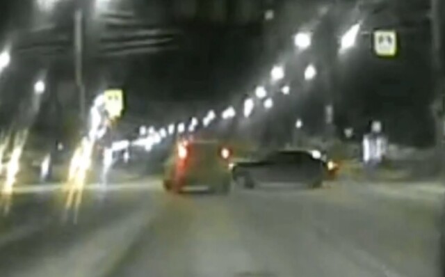 В Чебоксарах водитель легкового автомобиля проехал на красный и столкнулся с кроссовером 