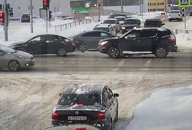 Авария в Кирове: водитель поворачивал налево и не заметил встречный автомобиль 