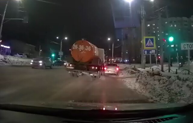 В Иванове бензовоз притёр легковой автомобиль и уехал с места происшествия