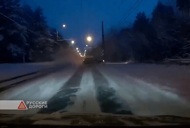 Автомобиль занесло на заснеженной дороге в Тольятти 