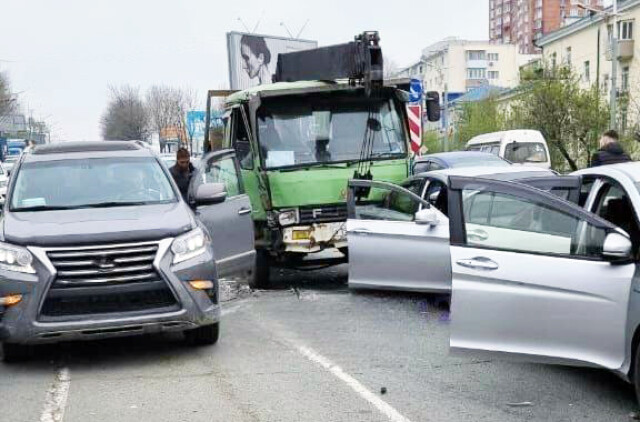 Mitsubishi Fuso столкнулся с несколькими автомобилями во Владивостоке 