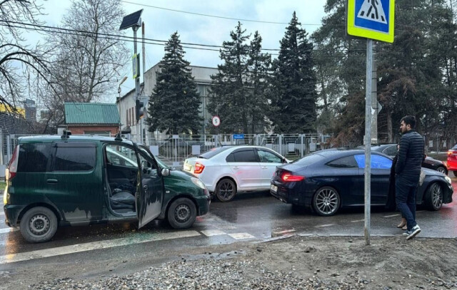 Конфликт на дороге в Краснодаре: водитель «Мерседеса» после ДТП разбил стекло в автомобиле обидчика 