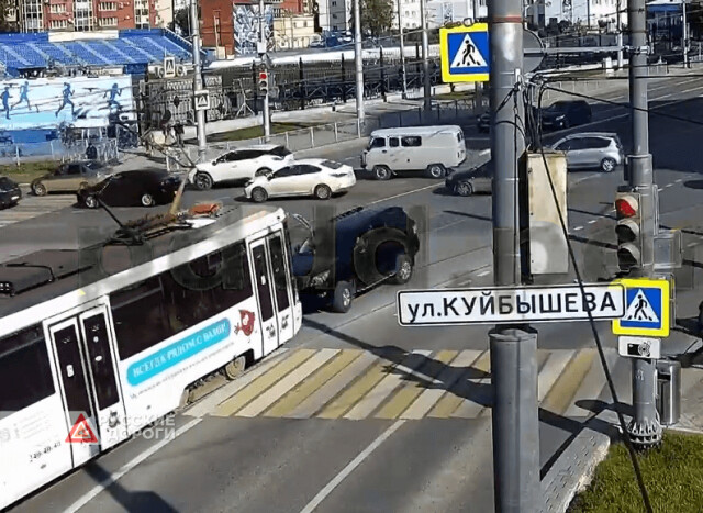 Внедорожник столкнулся с трамваем в Перми