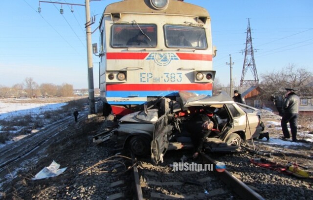Заехал под поезд 