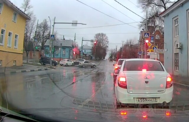 Момент ДТП в Ульяновске: таксист при повороте налево не пропустил встречный кроссовер