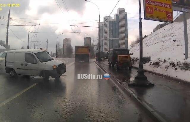 Водитель спровоцировал ДТП на Рублевском шоссе