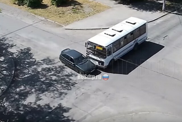 Автобус и автомобиль столкнулись в Бийске