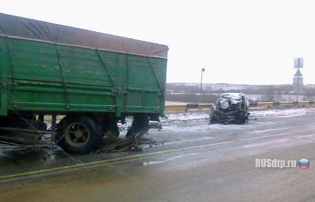 На трассе «Балтия» легковой автомобиль врезался в КАМАЗ 