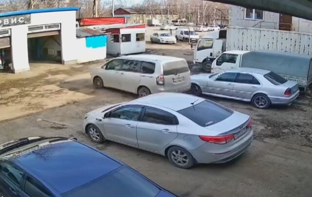 ДТП на автосервисе в Томске: водитель «Тойоты» при движении задним ходом врезался в «Мерседес» 