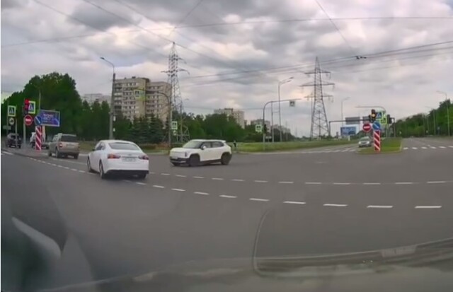 «Один завершал маневр, а другой проскакивал на желтый»: кто виноват в ДТП в Петербурге?