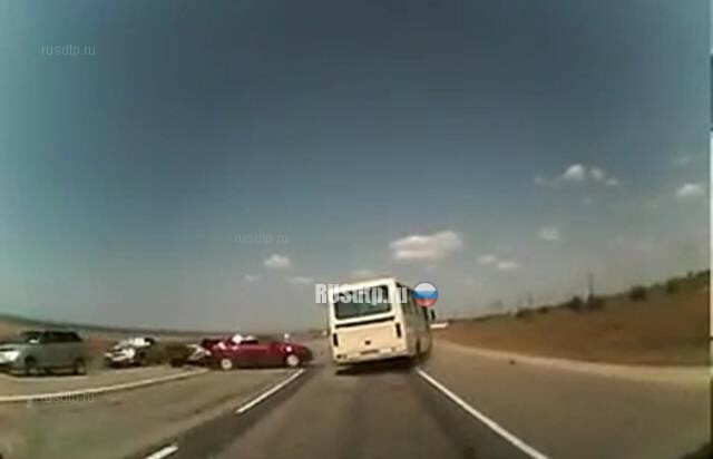 Автобус столкнулся с легковым автомобилем в Крыму