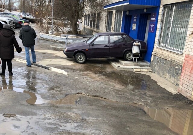 В Петрозаводске автомобиль без водителя врезался в здание ГИБДД 