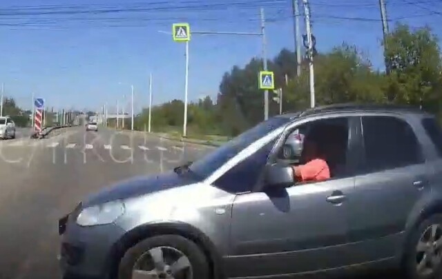 В Иркутске женщина на хэтчбеке проехала на красный и столкнулась с автомобилем