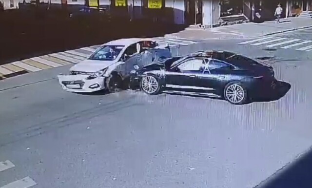 В Петербурге в ДТП с участием Porsche пострадала пассажирка такси