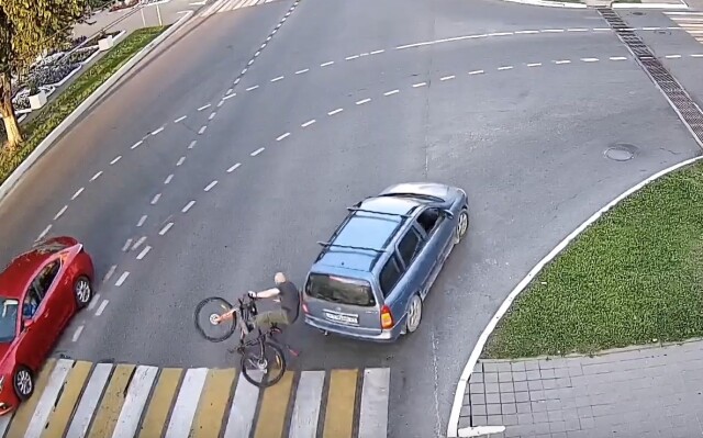 В Белгороде велосипедист не спешился перед пешеходным переходом и столкнулся с легковым автомобилем