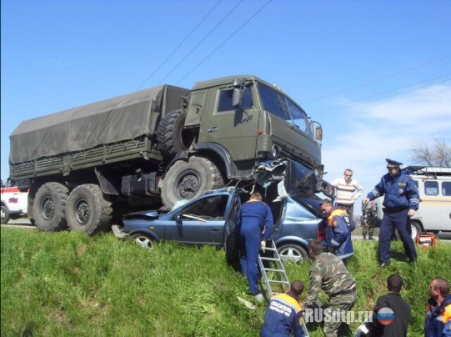 КАМАЗ переехал Опель в Ставропольском крае 