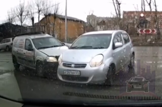 «Повернул не глядя»: момент ДТП с участием двух авто в Красноярске попал на видео 