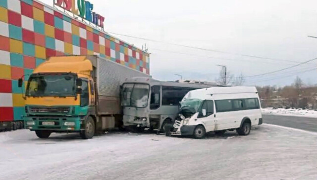 Маршрутка, автобус и грузовик столкнулись в Усть-Илимске 