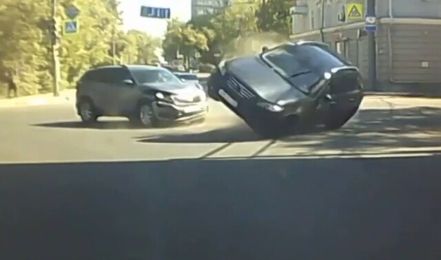 Автомобиль перевернулся в результате ДТП в Нижнем Новгороде 