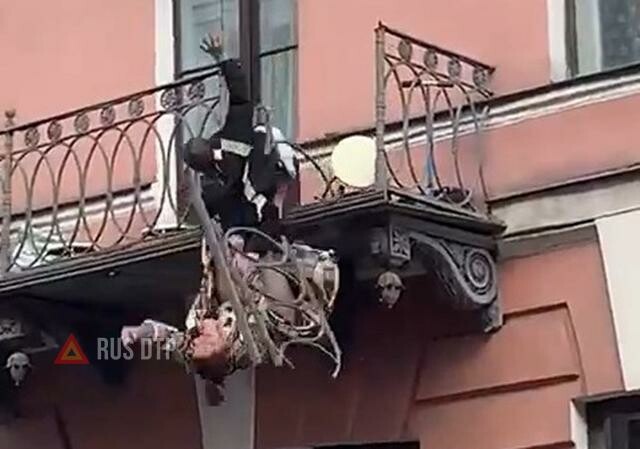 Мужчина и женщина упали с балкона в Петербурге