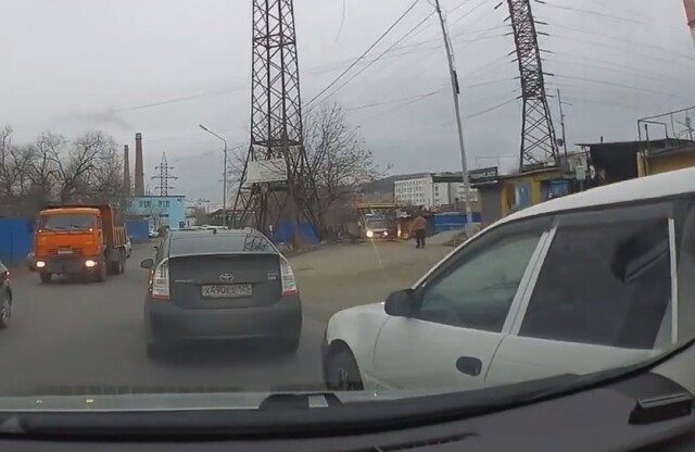 Во Владивостоке два водителя не поделили дорогу при повороте налево