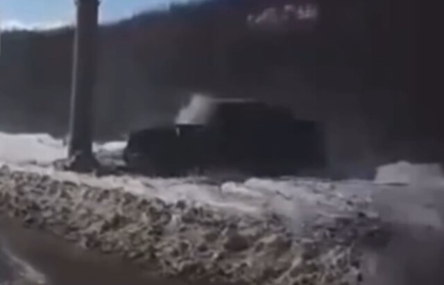 Легковой автомобиль врезался в столб на Кольском проспекте в Мурманске 