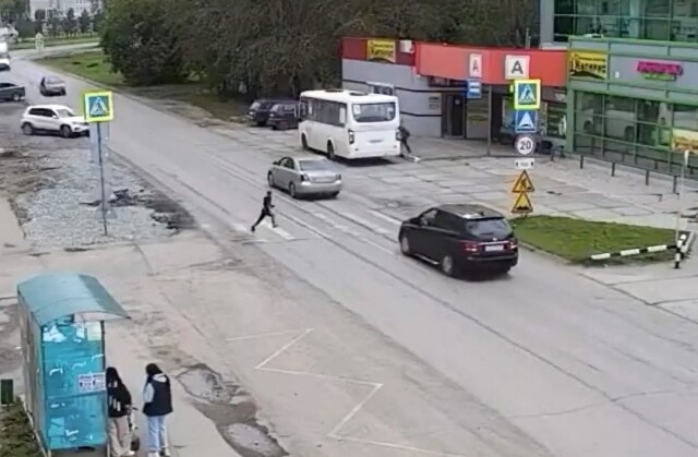 «Бежал к матери»: 8-летний ребенок попал под колеса автомобиля в Верхней Салде