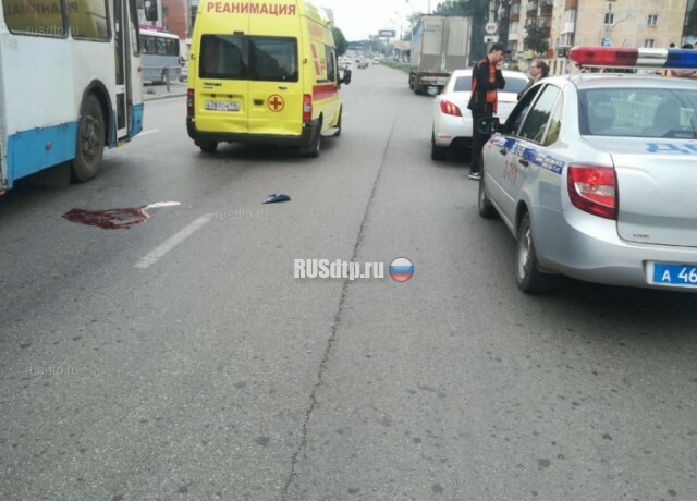 В Екатеринбурге автомобиль сбил пешехода. ВИДЕО 