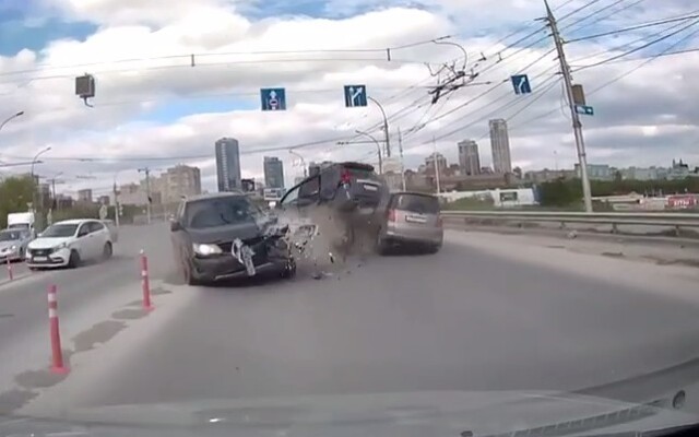 Видеорегистратор запечатлел момент массового ДТП на Дмитровском мосту в Новосибирске