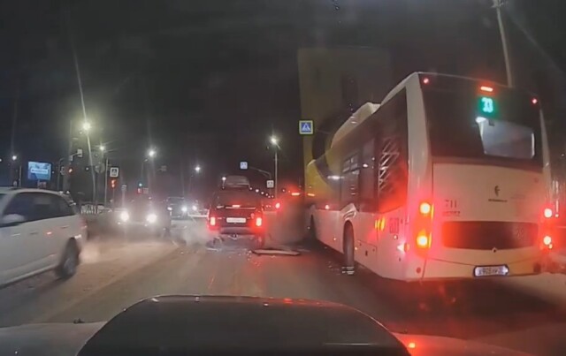 В Омске автобус въехал в стоящие на светофоре автомобили