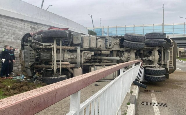 ДТП в Сочи: самосвал упал с эстакады и перевернулся 